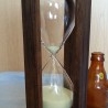 Reloj de arena en madera y vidrio. Perfecto estado.