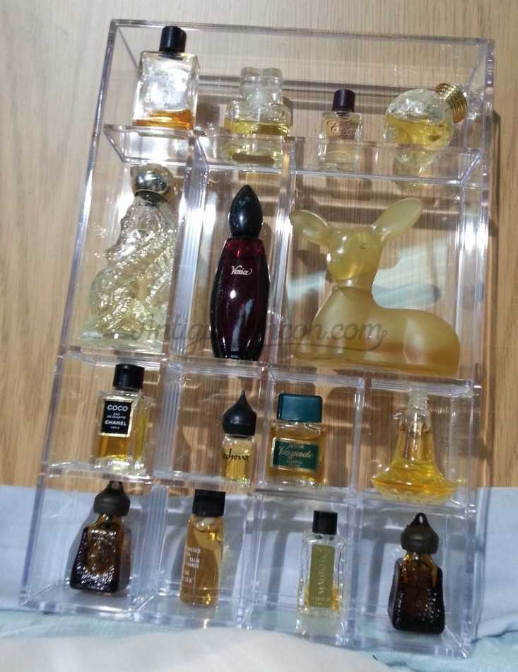 Perfumes en miniatura. Colección en expositor de metacrilato de 15 tarros  en vidrio diferentes. Utilería de cosmética.