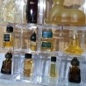 Perfumes en miniatura. Colección en expositor de metacrilato de 15 tarros en vidrio diferentes.