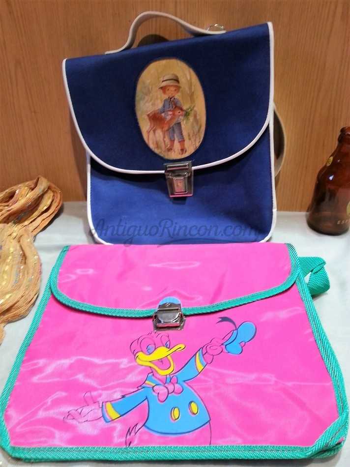 Mochilas de colegio. Anos 90. Dos unidades. Alquiler utileria