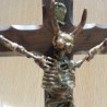 Demonio crucificado. Esqueleto de diablo en cruz. Réplica. Muy realista.