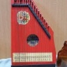 Cítara muy vieja. Instrumento musical centro-europeo. Marca jubel.