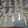 Números y letras variados en plástico dorado. 23 Unidades. Reutilizar