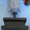 Figura Hindú en madera de busto sobre peana.
