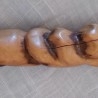 Bastón de madera maciza tallado a mano.