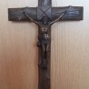 Crucifijo en bronce y madera. Preciosa pieza. Crucifix in old bronze. Precious.