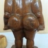 Mujer africana de grandes pechos. Escultura en madera. Origen cubano