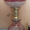Lámpara de mesa años 70. Vidrio rosa tallado. Espectacular.