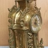 Reloj de mesa y dos candelabros en bronce.