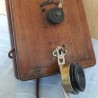 Teléfono antiguo en madera. Principios de 1900.