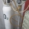 Aparato regulador de oxígeno. Años 60. Incluye botella de oxígenos y manómetros indicadores.