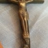Cristo en cruz. Fabricado en bronce. Colgante