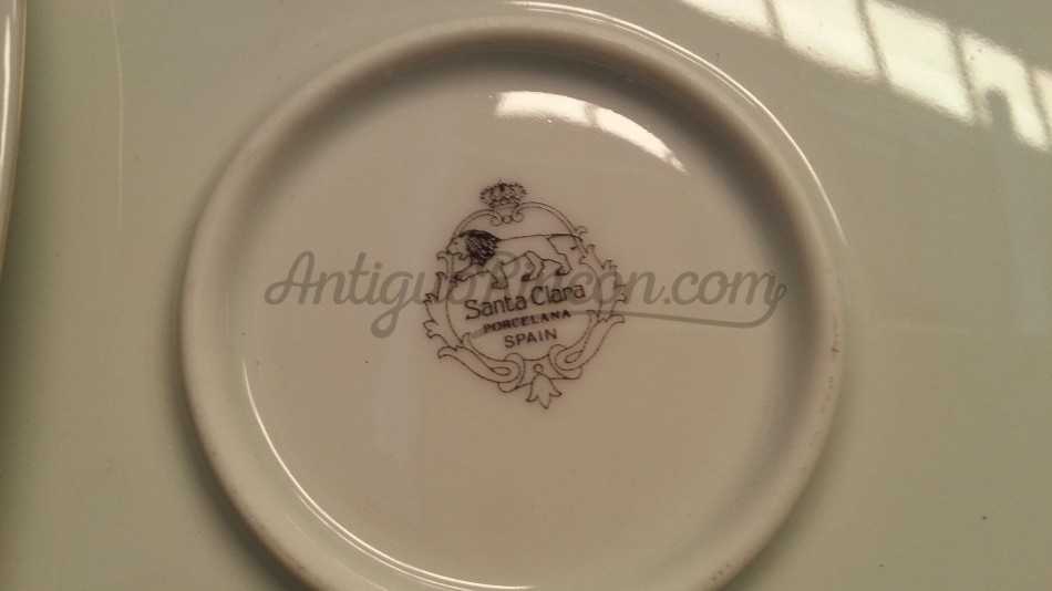 Vajilla porcelana SANTA CLARA. 29 piezas. Ribetes perfilados en oro. Alquiler de atrezzo para videoclips