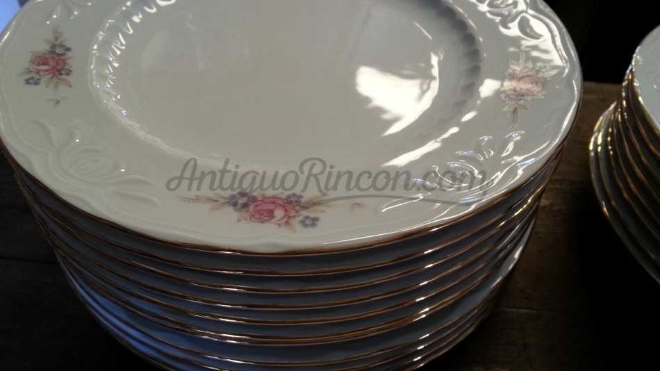 Vajilla porcelana SANTA CLARA. 29 piezas. Ribetes perfilados en