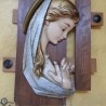 Virgen María en escayola policromada sobre tabla de madera. 41 cm de altura.