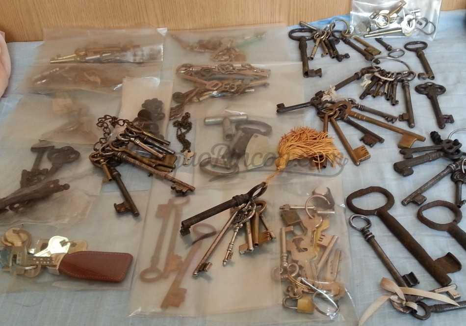Colección de llaves antiguas. Decoración vintage. Llaves de hierro viejas.  Stock Photo