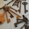 LLaves de puertas antiguas y vintage. Gran cantidad. Para atrezzo o decoración.