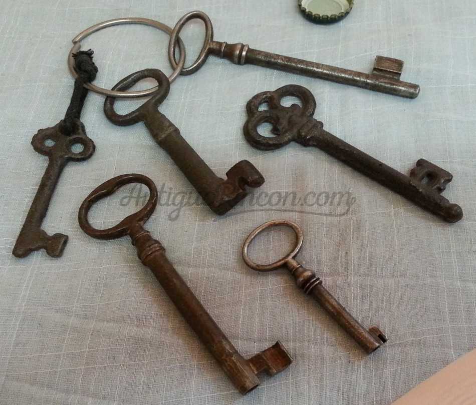 Colección de llaves antiguas. Decoración vintage. Llaves de hierro viejas.  Stock Photo