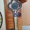 Cuelga-llaves vintage en tabla de madera. Años 80.