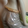 Escultura. Figura femenina en barro policromado.