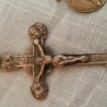 Medalla religiosa y crucifijo viejitos. Pareja.