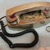 Teléfono estilo vintage. Fabricado en plástico y metal.