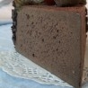 Porción de Pastel de Chocolate con Corazón y Cereza . Imitación alimentos.