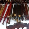 Espadas. Multitud de espadas en alquiler para rodajes.